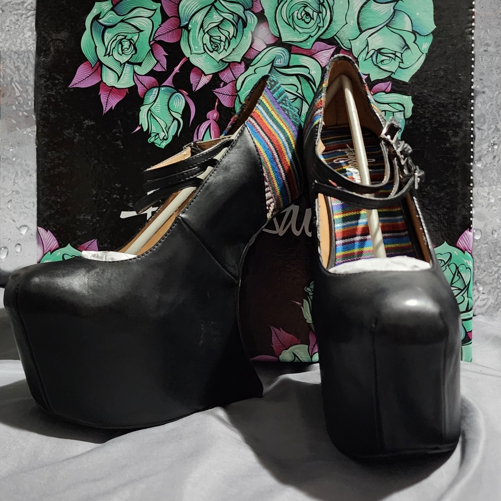 Heel-less Taylor Says Chili Wedge